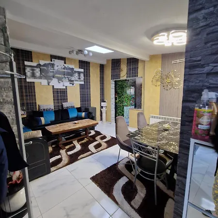 Sirine57 Charming House For 5 Guests Large Private Parking For Cars Vans Сasa de vacaciones *