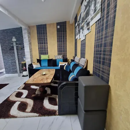 Sirine57 Charming House For 5 Guests Large Private Parking For Cars Vans Feriehus *