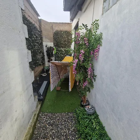 Sirine57 Charming House For 5 Guests Large Private Parking For Cars Vans Feriehus *